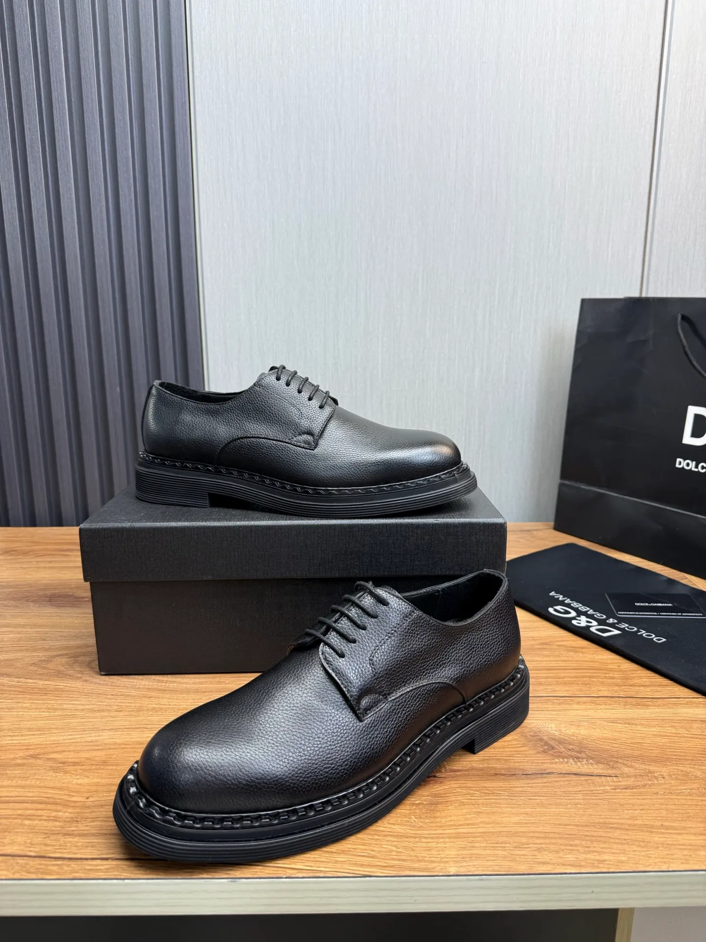 Men's shoes 💰900💰 DG. Men's casual lace-up leather shoes, the latest hot style 🔥 1:1 original purchase quality, top quality goods ⬆️The upper is imported open-edge beaded cowhide, cowhide, and cow suede. The hand-made three-dimensional stitching highlights the round toe design. The inner foot pads are all imported cowhide, with the original wear-resistant foam outsole, matching code 39-44, (38, 45 custom-made, non-returnable)